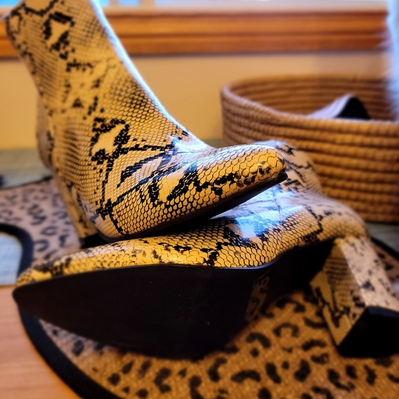 Faux snake skin BOOTS, SIZE 8.5, Color grey/black/creme. - Picture 5 of 5